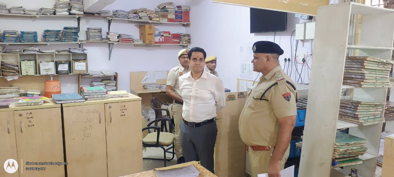 *Superintendent of Police Hansi Amit Yashvardhan did a surprise inspection of Narnaund and Bas police station*.